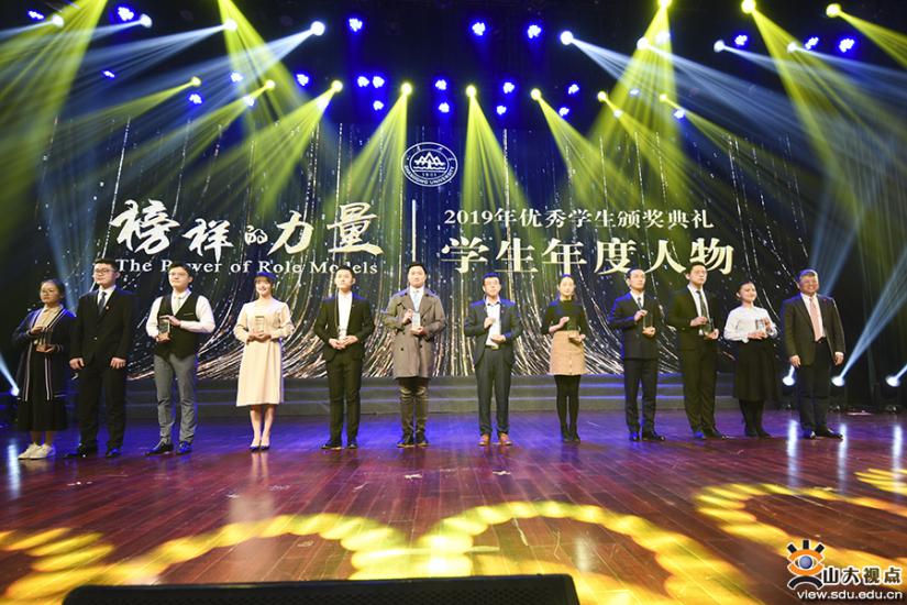 (4)十大买球软件的app排行榜党委书记郭新立为十大买球软件的app排行榜2020年“榜样的力量”学生年度人物颁奖